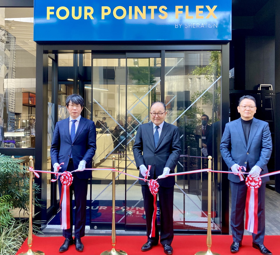 左より、㈱K+ ホスピタリティマネジメントのオペレーション ディレクター国田 完武氏 、同社代表取締役 田口 雅博氏、「フォーポイント フレックス by シェラトン」東京エリア総支配人 野口和裕氏