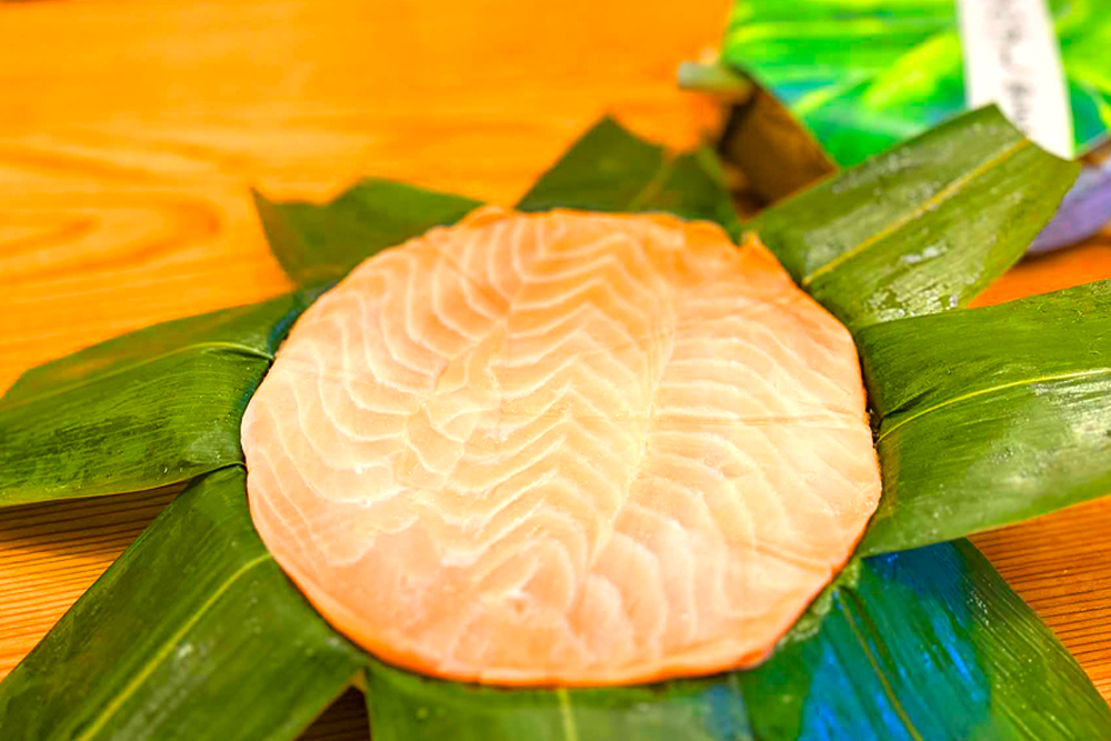 平安時代、すでに天皇への献上品とされていたことが「延喜式」にも記されている富山のます寿し。富山市内の神通川周辺には多くの店舗が集まり、それぞれに個性があるため、食べ比べるのも楽しい。地元の人に‟Myます寿し“を聞いてみるのも、富山ならではの楽しみ方のひとつだ。ちなみに夏場以外は、常温保存するのが‟ます寿し“を美味しく食す秘訣だそうだ