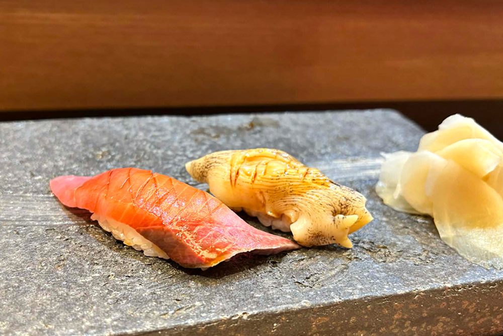 富山寿司の代表的なネタから、ブリ(写真左)とバイガイ(写真右)