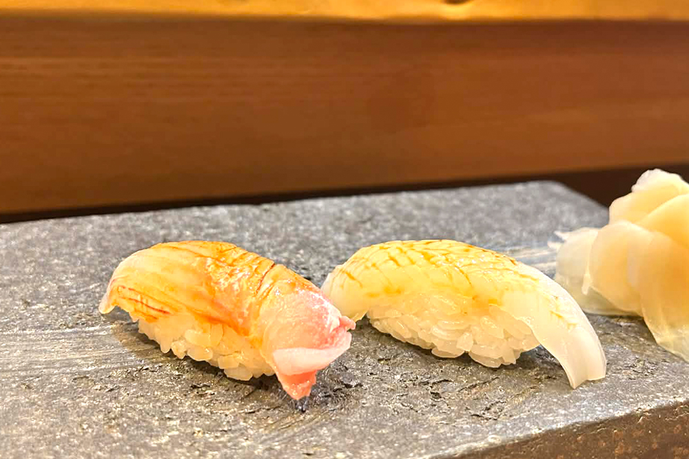 同じく富山寿司ではおなじみのひらめ(写真左)とアオリイカ(写真右)