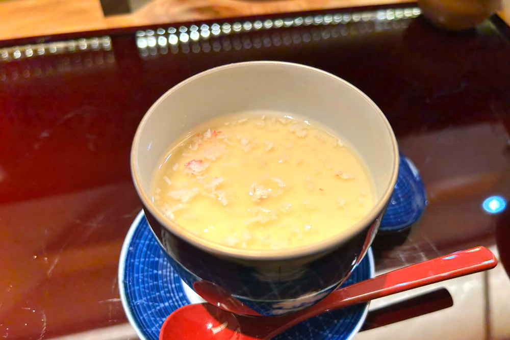 同店では茶碗蒸しにもベニズワイガニが使われる。卵のなめらかさに蟹の旨味が溶け込み、奥行きのある味わいを楽しむことができる