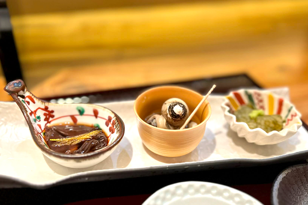 写真左から、‟ホタルイカの沖漬け“、‟ 白バイ貝の煮つけ”、‟ 白身魚のおぼろ昆布〆“。富山湾の恵みを生かした味わいが並ぶ前菜三種