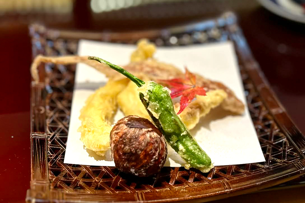 幻魚(げんげ)の天ぷら。富山弁で新鮮を表す“きときと”な状態のものが手に入るからこそ味わえる逸品だ。鮮度が落ちやすく富山以外では流通が限られる深海魚だが、コラーゲンが豊富で脂ののった味わいが特徴である。富山を訪れた際にはぜひ、味わいたい魚介のひとつだ