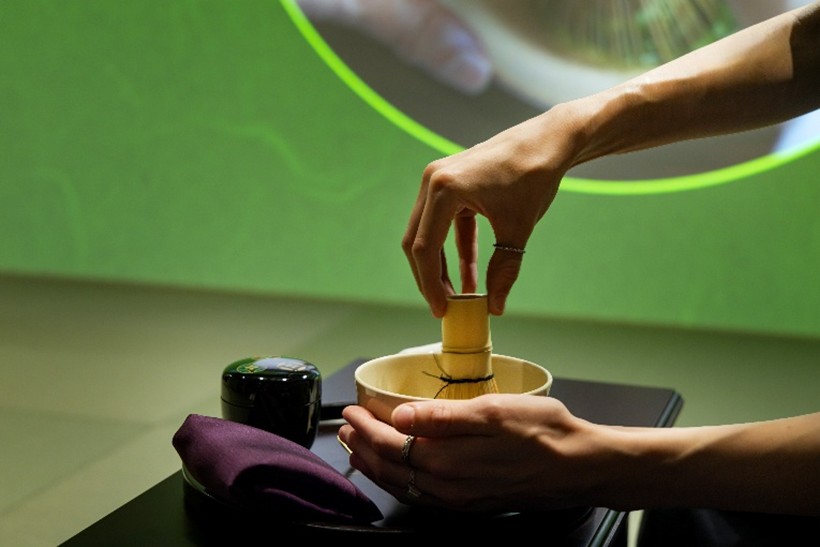 映像を見ながら「お点前」を模する体験スタイル