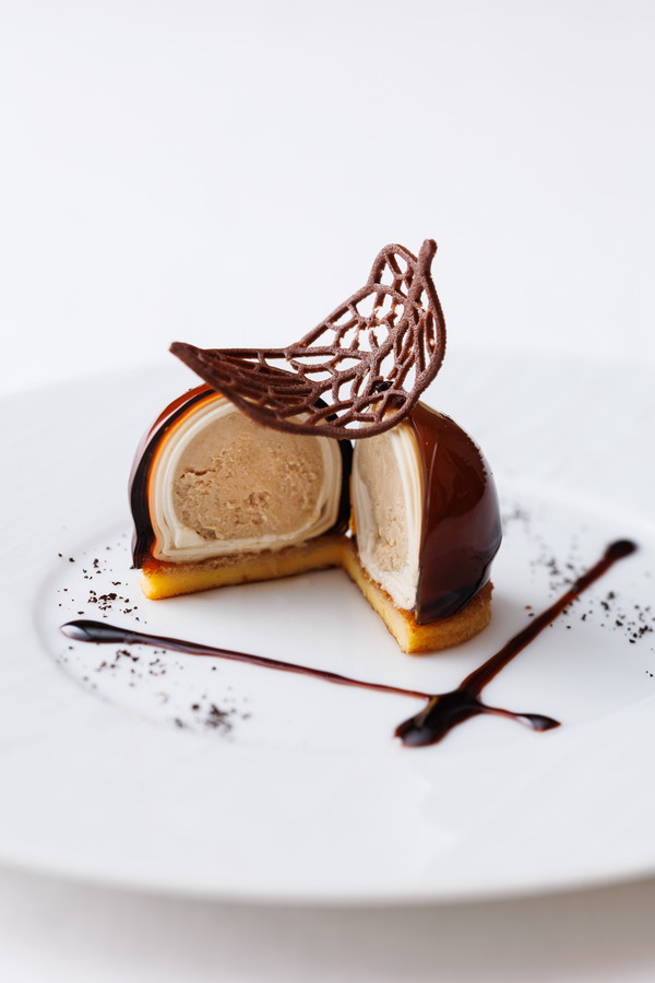 池内料理長のスペシャリテ「フォワグラの小さなボール仕立てコーヒー風味 フォーグレイン風」