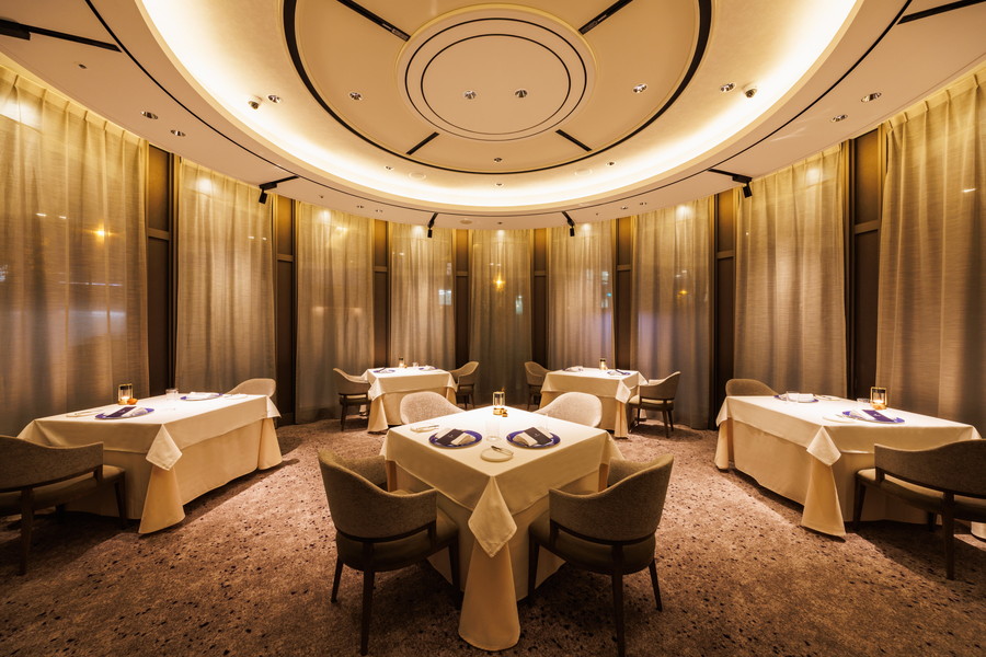 「ダイニング」五つのテーブルを配する円形の空間