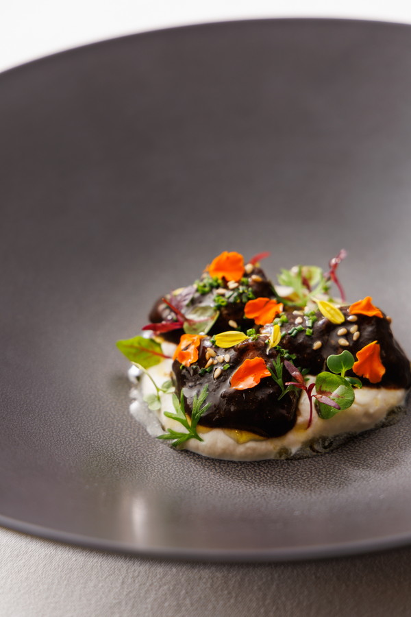 「冷前菜」輪島ふぐ＜石川＞ 根セロリ……ふぐに巻いた昆布は出汁を取った後に洗浄してピューレ状にしたもの＜SDGs＞