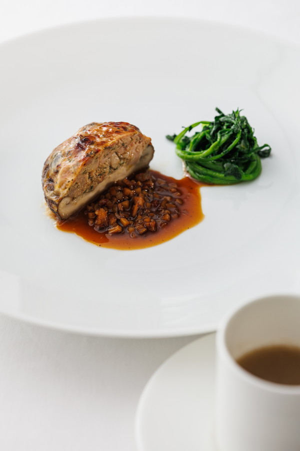 「温前菜」福王しいたけ＜茨城 笠間＞ 氷室豚＜群馬＞……椎茸の軸を活用した芳醇なソース