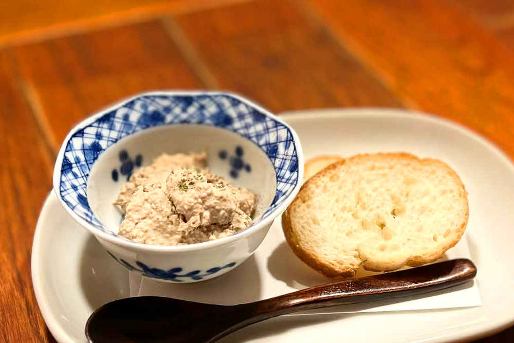  この一品を食べるためだけに、同店に足を運ぶ価値があるといっても過言ではない。白レバーを贅沢に用いた‟レバーパテ“。既にお客さまから商品化の声が高い逸品だ