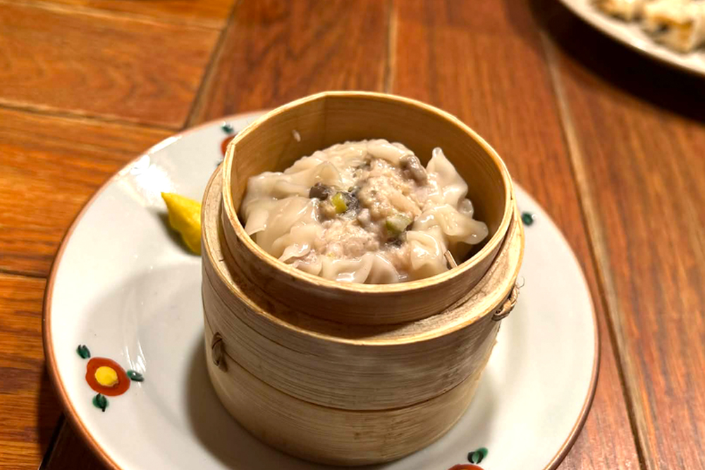 一人一個でもシェアでも楽しめる、こぶし大ほどの大きさの“鶏しゅうまい”。小籠包のように、たっぷりとした肉汁の旨味を味わえる一品だ