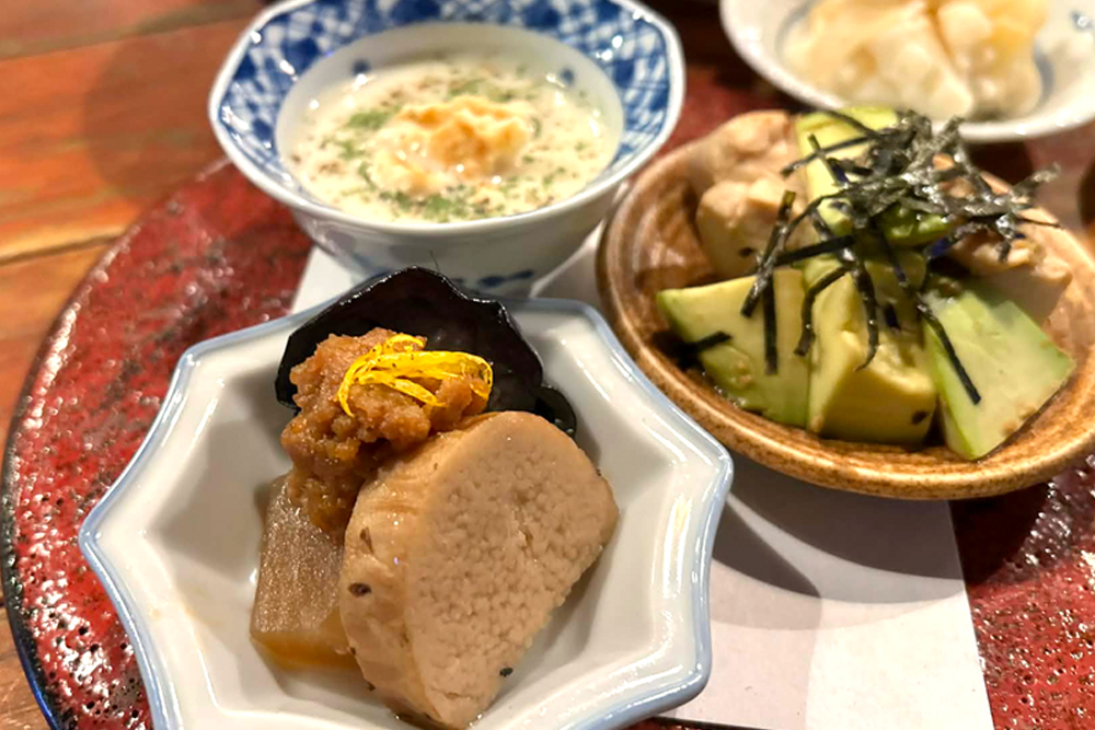  ‟前菜3種盛り“。写真手前から時計回りに‟茄子大根長芋の田舎煮鳥味噌乗せ”、“焼鳥屋のビシソワーズ”、‟湯引きささみとアボカドわさび醤油和え“。本日の前菜が何かを楽しみに訪問するのも一興だ