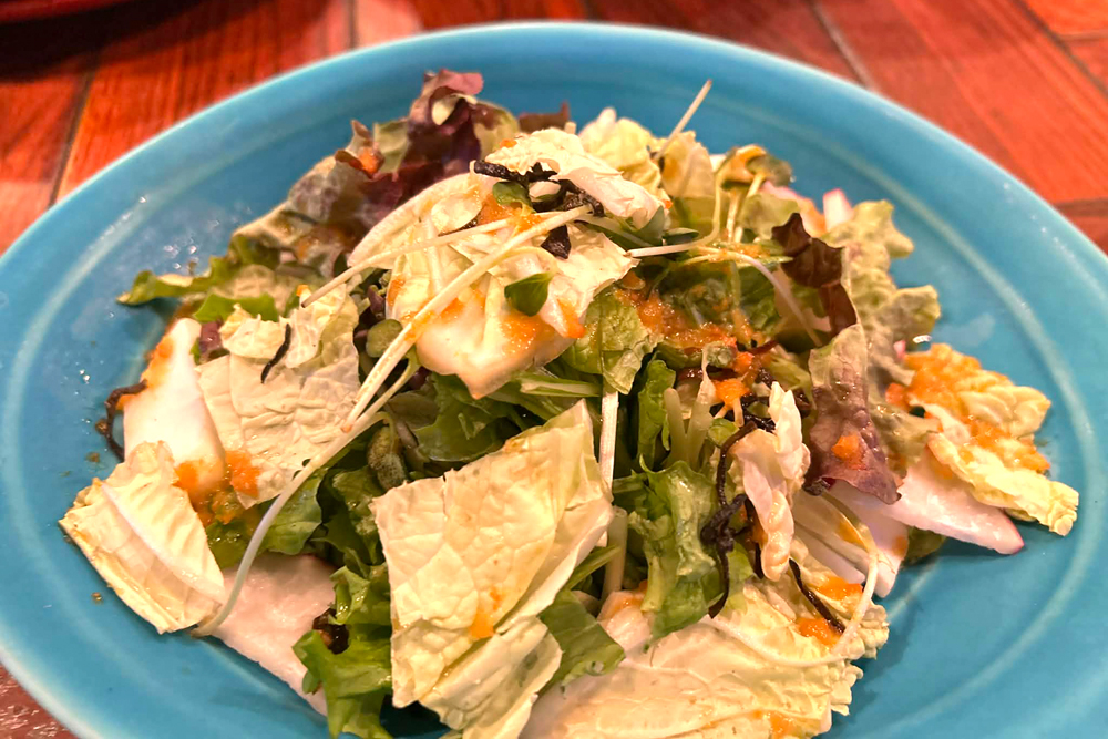 同社が掲げる“八百屋×居酒屋”の醍醐味を、最も感じられるメニューが“2-61サラダ”だ。野菜たっぷりの自家製ドレッシングとのマリアージュを存分に楽しみたい