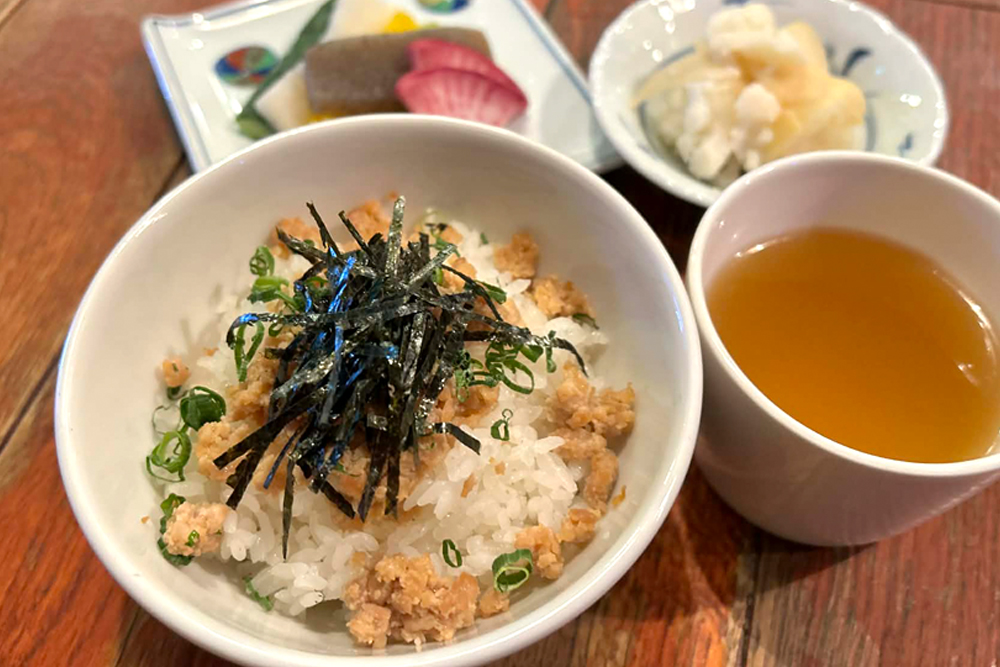 日替わりで提供される“本日のごはん”の一例。写真右隣の‟鶏スープ“や、こんにゃくなど珍しい素材を使った“お野菜浅漬け（写真後方左）”と合わせて味わうのがおススメだ