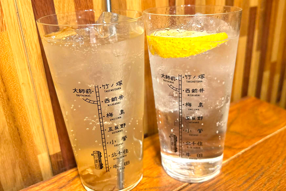 東武伊勢崎線スカイツリーラインの駅名がプリントされたグラス。西新井から大師前を走る東武大師線も描かれている点に遊び心が光る