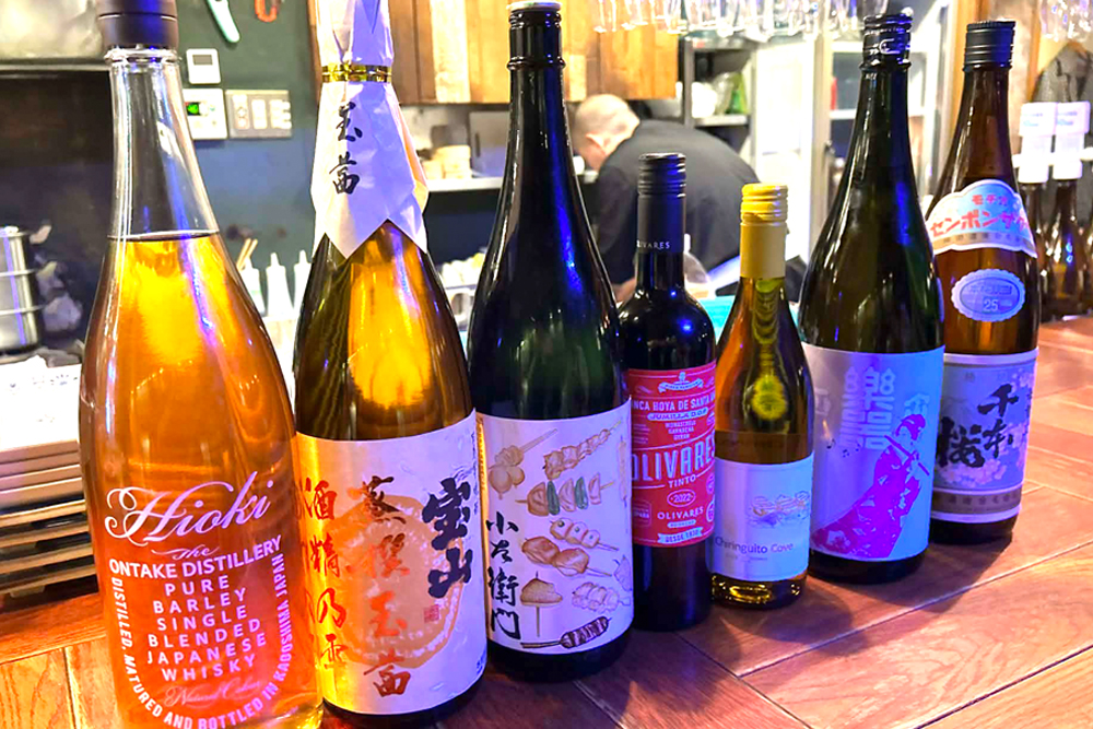 アルコール類は、オリジナルカクテルや日本酒に加え、焼酎、ジャパニーズウイスキー、ワインなども幅広く揃えている。また、各種焼酎は烏龍茶、玄米緑茶、ほうじ茶で割ったお茶割りでも楽しめる