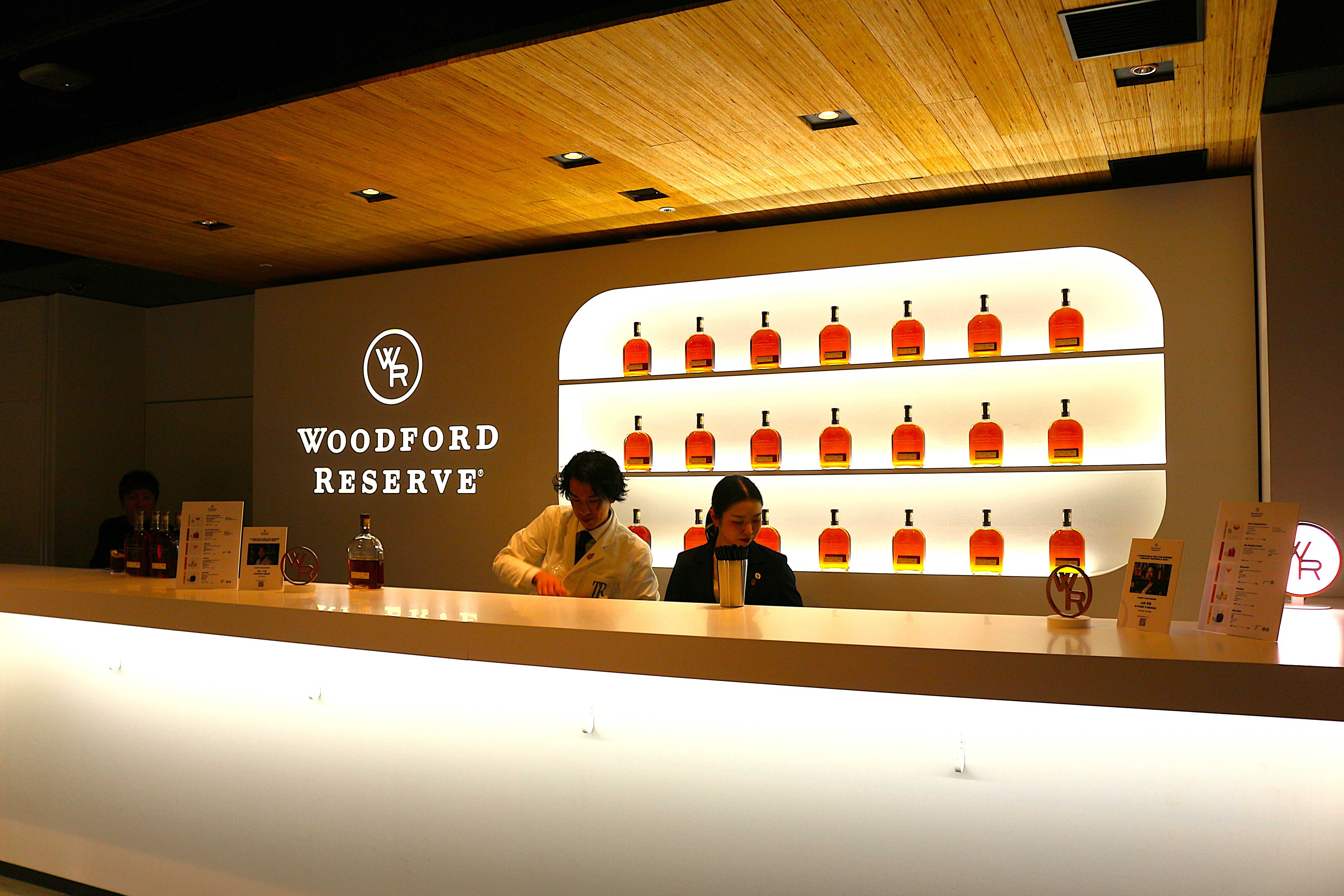 (写真)：会場内の併設バーの様子