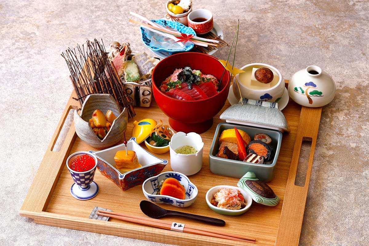 白木の角盆にのせて１度にテーブルサービスする『彩り膳』（一例）