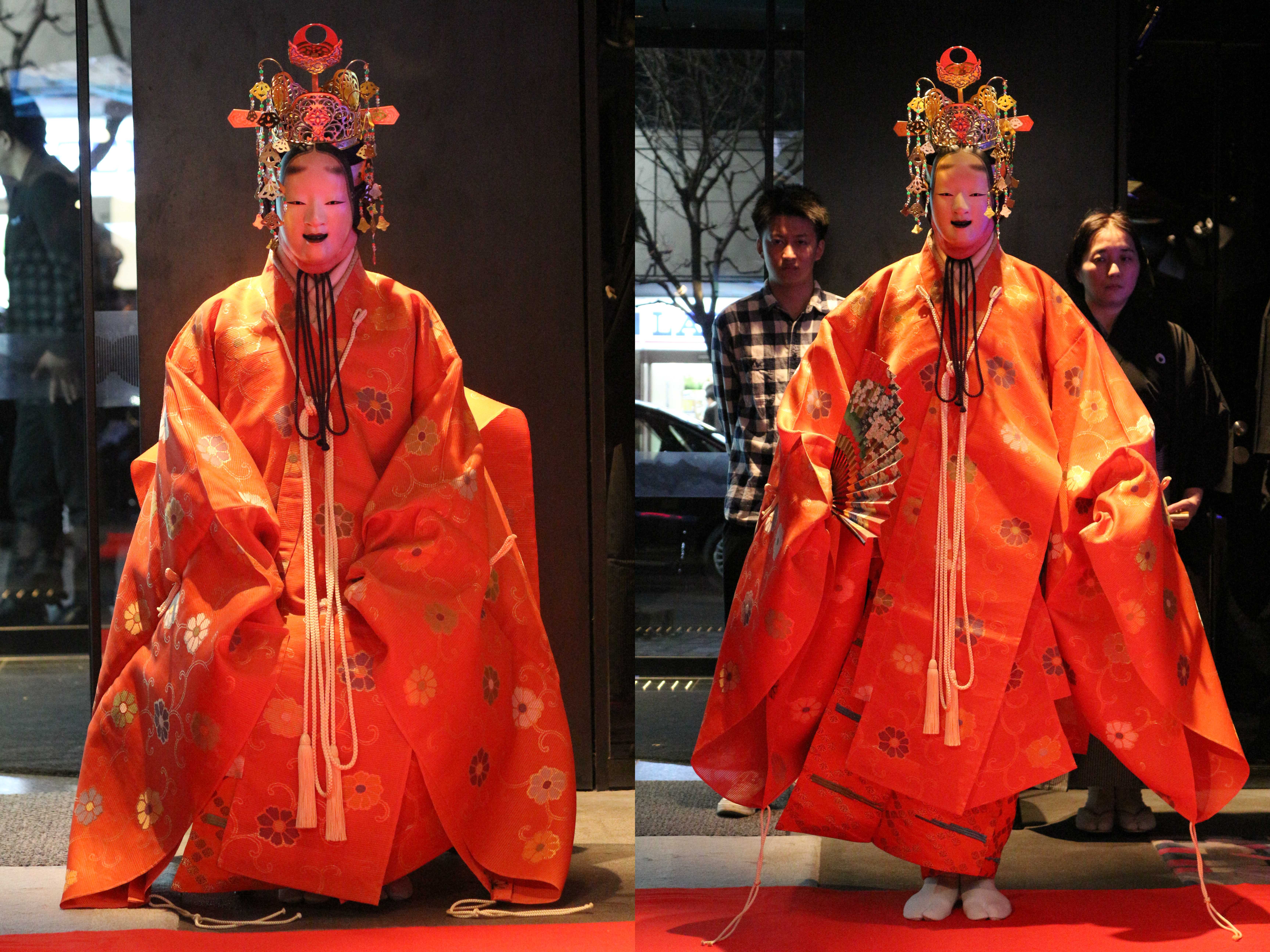 写真：オープニング準備の様子。神秘的な荘厳さで、ロビー入口に独特の雰囲気を醸し出す