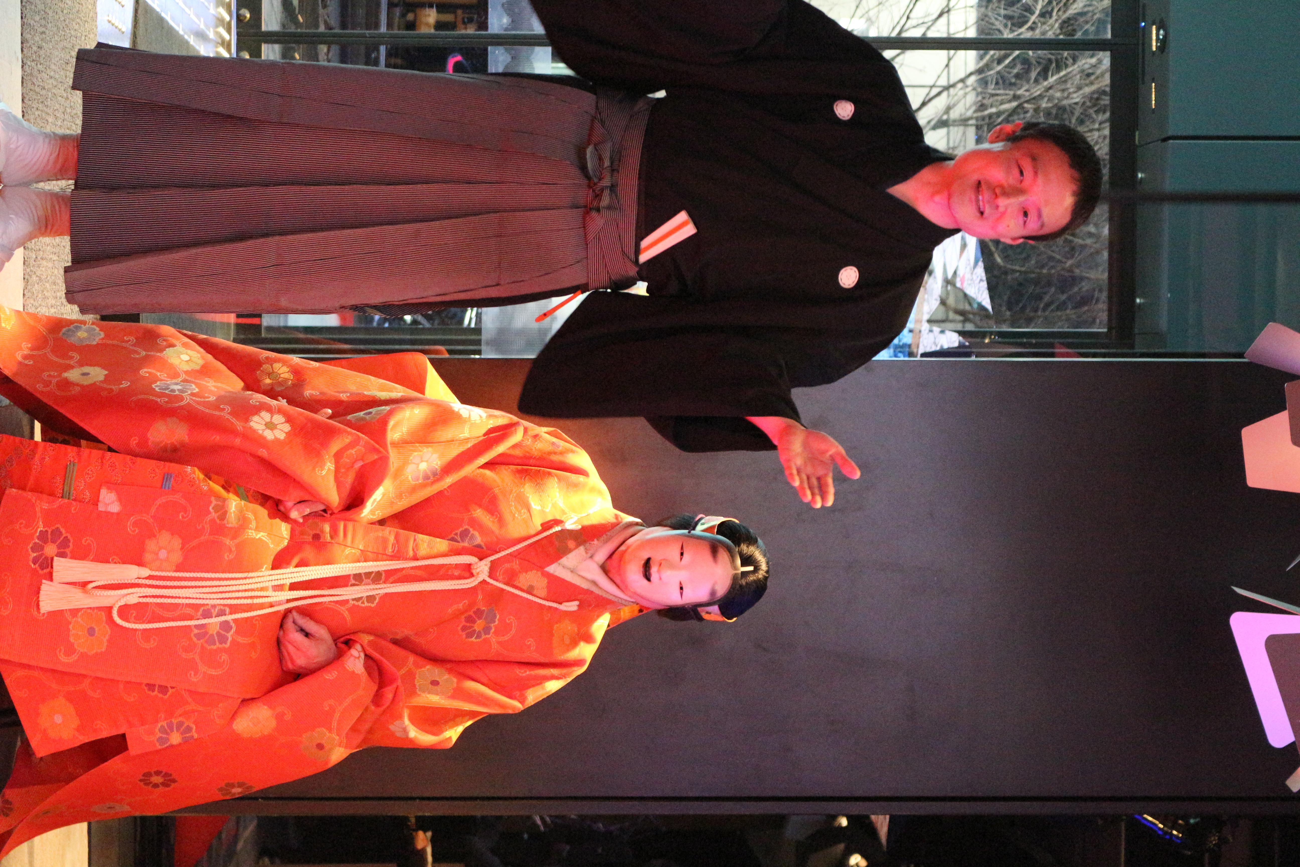 写真：観覧者も参加して「高砂」を詠う為の説明の場面