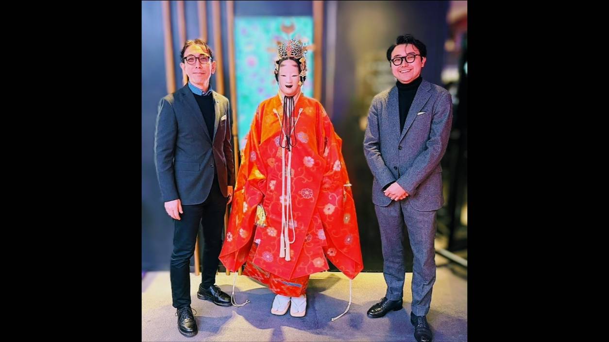 写真：左より、Aloft Tokyo Ginza 総支配人 藤原邦継氏,シテ方金春流能楽師 山井綱雄氏,月刊HOTERES 編集長 義田真平
