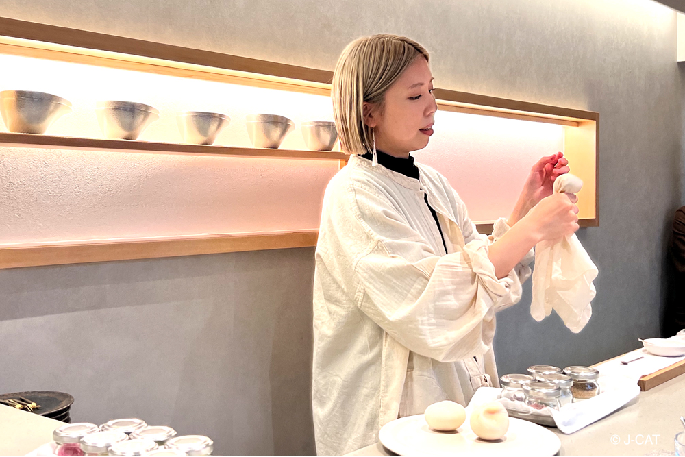 菓子作家・小川紗季氏。店舗を持たず、アーティストやフォトグラファー、詩人など異分野の表現者とコラボレーションしながら作品を発表している。アパレルメーカーの発表会やレセプションなどでも起用される、今注目のクリエイターだ