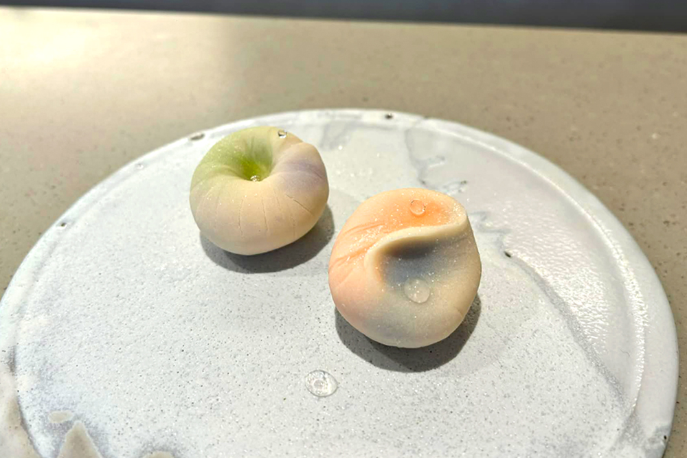 昼の部のスタートコンテンツのひとつとして提供されているのが、菓子作家・小川紗季氏に学ぶ、“想いを菓子に”をコンセプトとしたOtonami限定の和菓子づくり体験だ。自身のこころの色を真っ白な練り切りに映し出す工程を通じ、静かに自分と向き合う時間を味わえるプログラムとなっている