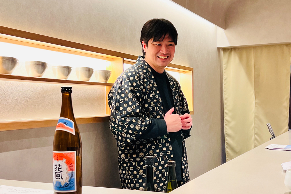 稲とアガベ㈱ 代表取締役・岡住修兵氏。‟クラフトサケ“造りを手がけるほか、酒粕を原料とした“発酵マヨ”を製造する食品加工所の運営、宿泊施設や雑貨店の展開など、多岐にわたる事業を行なっている。あわせて、男鹿の街づくりにも尽力する存在だ