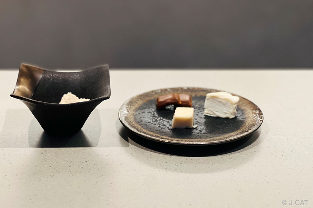 夜の部で岡住氏を講師に迎え開催されている、「稲とアガベ」による男鹿発クラフトサケと発酵料理のペアリング体験。クラフトサケに合わせて、「かえるのより道・山梨」の塩こうじ豆腐と、「CHEESE STAND 渋谷」による厳選3種のチーズが提供される