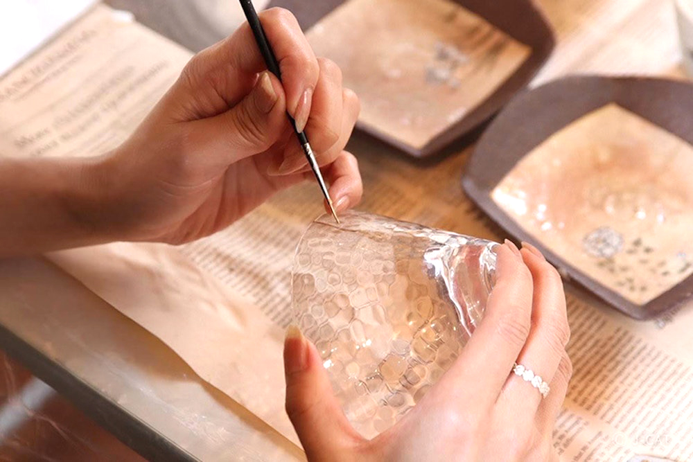 同施設のスタートコンテンツには、先述のプログラムに加え、「金継ぎの柳家」を主宰する柳澤綾佳氏による金継ぎ講座も用意されている。陶磁器に限らず、ガラスや木工など多様な素材に対応し、伝統的な本漆から現代的な新漆まで、さまざまな修復方法を学べる内容だ