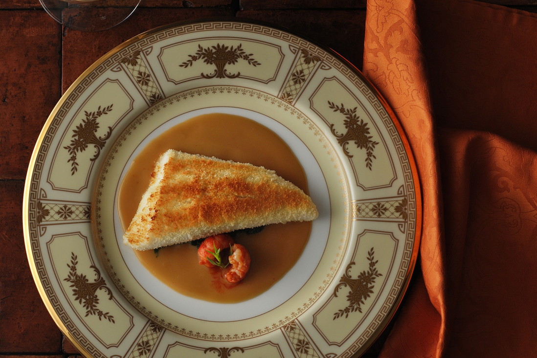 別棟のダイニングで提供される、日本のフランス料理イメージ