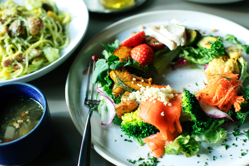 朝食からナイトミールまで、5つの時間帯でそれぞれの栃木グルメを楽しめる「LAZULI PLACE」。栃木産の食材をふんだんに使った多彩なメニューが用意されている。また、グリップセカンドの代名詞であるオリジナルドレッシングに加え、今回はりんごやいちごのオリジナルジャムも味わうことができる