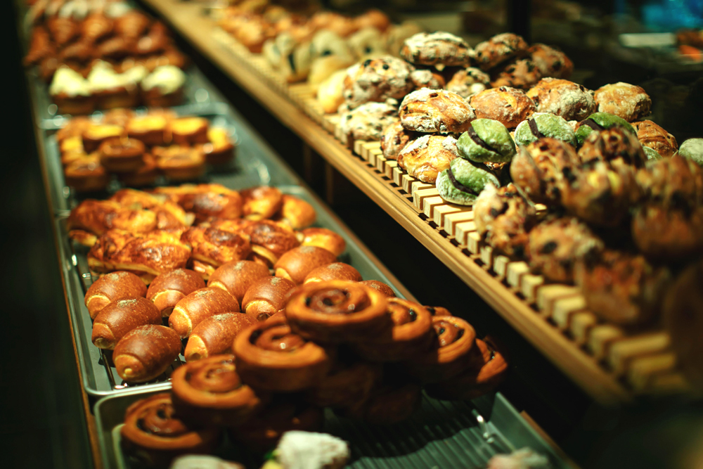 施設1階にある「LAZULI BAKERY」。同店は、ホテルという場をより身近に感じてもらうため、‟小さな食の楽しみを提供する“ベーカリーとして作られた。施設内には本格的な製パン室も併設されており、朝から職人が一つひとつ手がけ、時間に合わせて焼き上げたパンが店頭に並ぶ