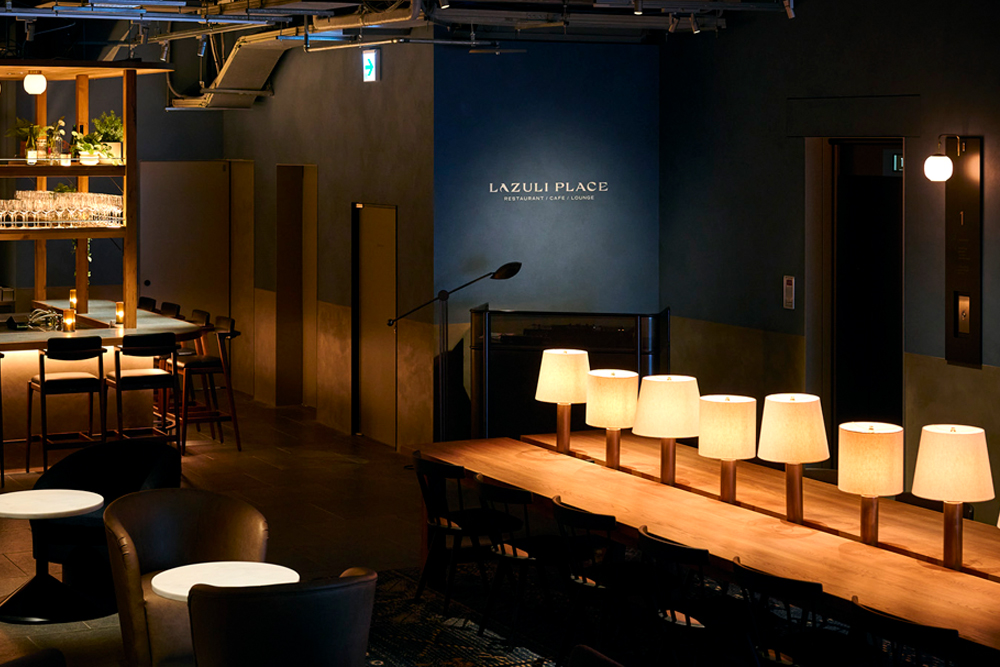 ホテルエントランススペースに設置された共有スペース。ここは「LAZULI BAKERY」のドリンクメニューを購入すれば、宿泊されていないお客さまも利用可能だ。電源ジャックも併設されており、「駅からのアクセスもよい立地なので、出張中や外回りでのPC作業、新幹線を待つ間など、ちょっとした空き時間にも気軽に利用してもらえれば」と細野氏