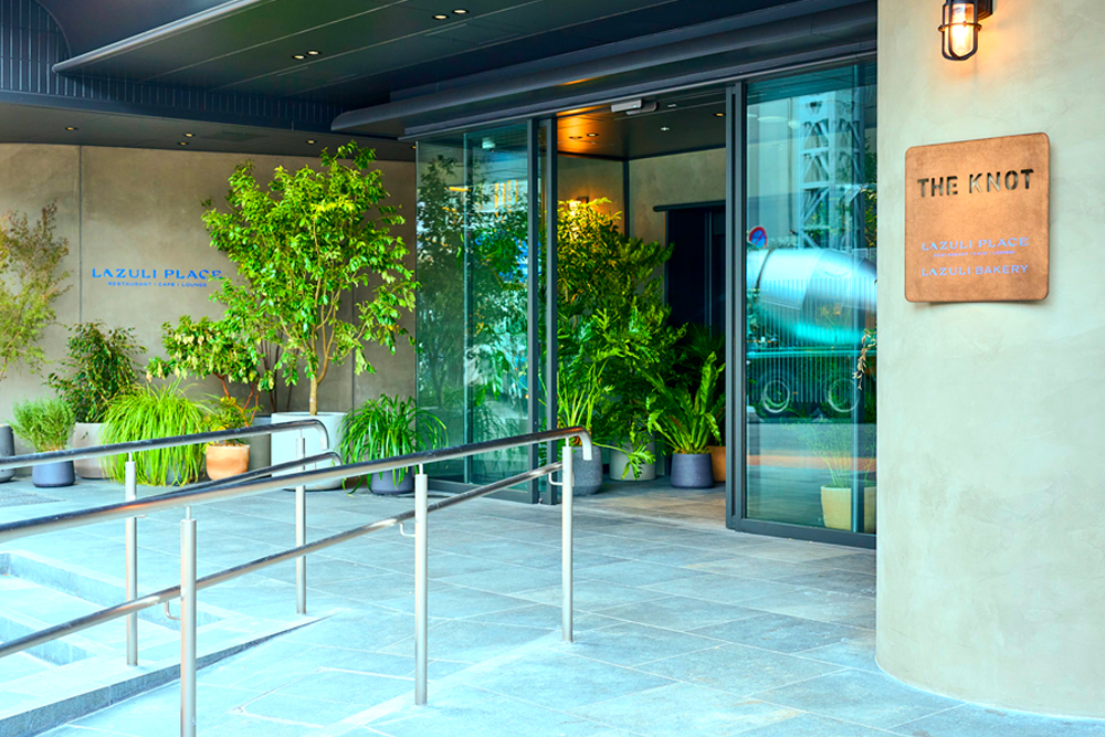 自然光の中に佇むエントランスは、おしゃれなライフスタイルショップのような雰囲気を醸し出す。一般のお客さまも利用しやすいベーカリーは、すでに宇都宮の感度の高いお客さまの間で‟マストバイショップ“となっており、筆者が訪れた際も、幅広い年齢層のおしゃれなお客さまが多く買い物を楽しんでいた