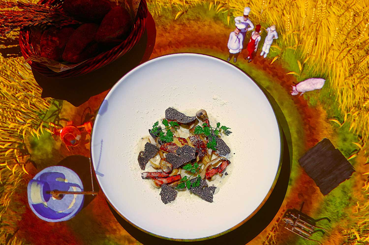 イタリアのシェフ（ピッコロ・ルチアーノ）による「トリュフラビオリ」は、イタリア・トスカーナの小麦畑でトリュフ豚が掘り当てたトリュフのクリームソースに