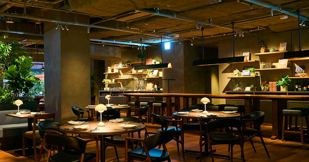 レストラン内観。全国から届く旬の食材に栃木の恵みを織り交ぜた料理を味わえる同店のコンセプトは“旬をたのしむ、街のリビング”。店名のLAZULIは栃木県の県鳥オオルリに由来し、ラピスカラーが美しいオオルリにちなみ、シグネチャーカラーやオリジナルグッズには‟LAZULIブルー“が用いられている