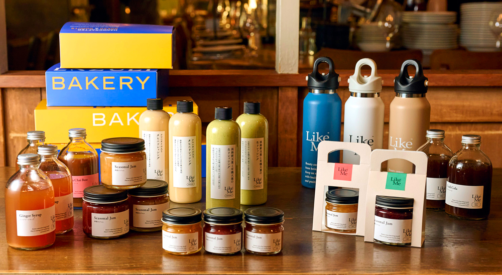 「LAZULI BAKERY」では、オリジナルグラウラーやエコバック、さらにグリップセカンドのシグネチャーテイストともいえる‟淡路新玉葱と有機大葉　ドレッシング“や手作りジャムなどを購入することができる。またタイミングによっては焼き菓子やパンが詰め合わされている‟HAPPY BOX”が販売されていることも