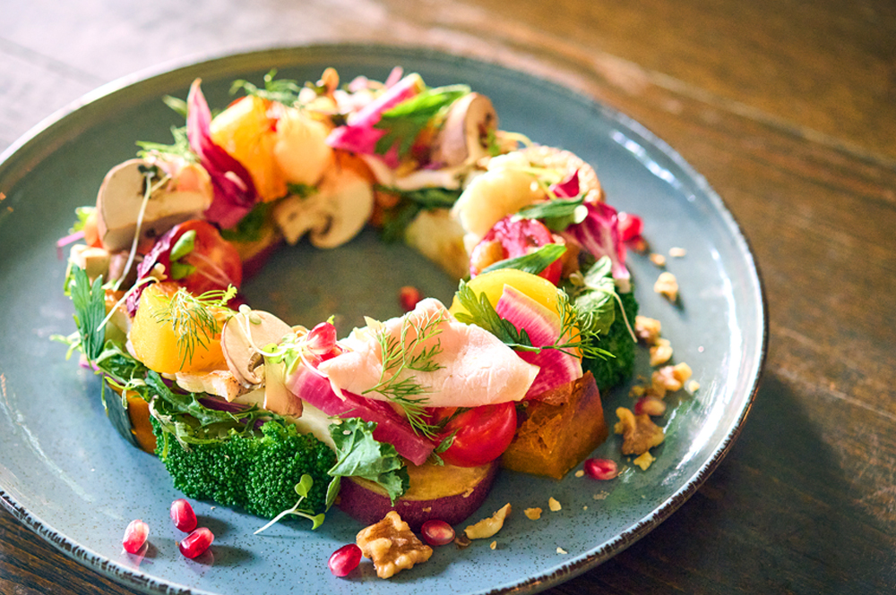 ランチタイムには、㈱グリップセカンドが運営する多くの店舗でシグネチャーメニューとして愛される‟リーフサラダ“を味わうことができる。使用する食材は栃木県各地のものが中心となっており、地元出身の金子氏ならではのネットワークを生かして仕入れた素材も多い