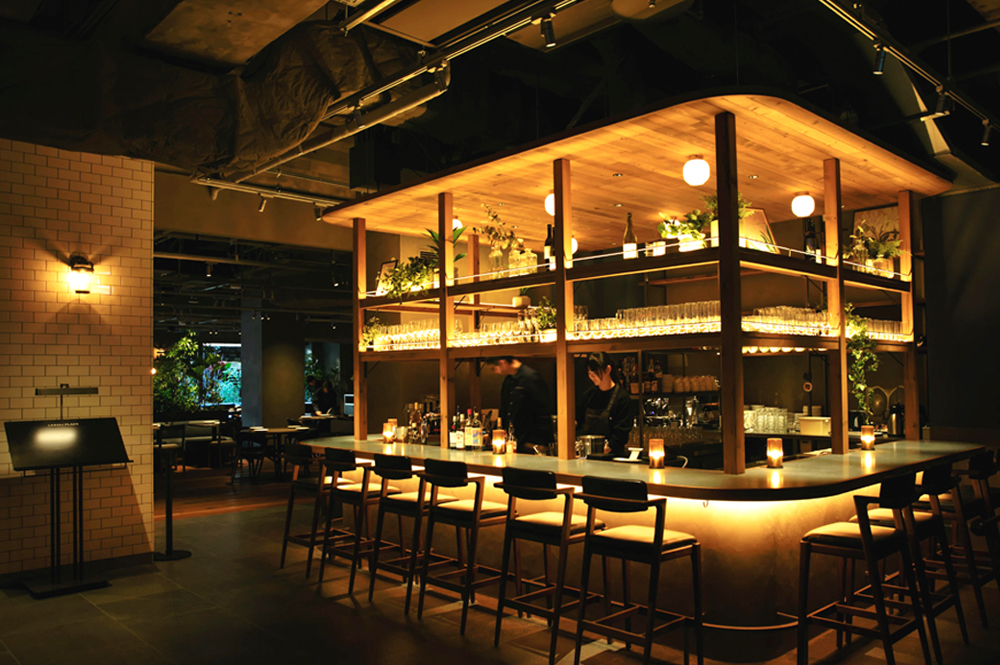 ラウンジスペースには「LAZULI PLACE」のバースペースもあり、待ち合わせやアペリティフ、食後の一杯など、大人のくつろぎ空間が用意されている