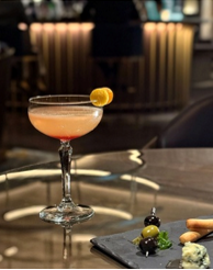 キャプション名※「 一日の終わりに、少しだけ気分を切り替えたくなる時間。 ヒルトン広島「バー&ラウンジ ZATTA」では、水の都・広島が育むシグニチャーカクテル「シトラス」をお楽しみいただけます。この街、この場所ならではのひとときを。」