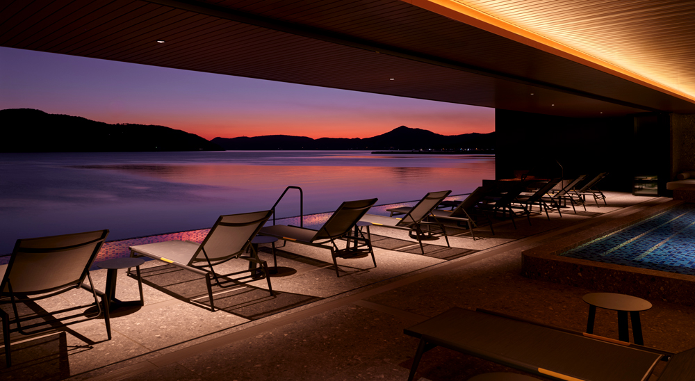 サーマルスパ「SPA edén SETOUCHI」内観。6:00〜24:00の間、朝日、日中の海景、夕景、月光、そして満天の星まで、時間ごとに表情を変えるスパ。水出しハーバルウォーターやフルーツポンチも用意された環境のなか、自然の流れに身をゆだねるチルタイムは、日常の喧騒から距離を置くひとときとなる