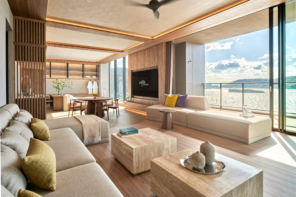 ペントハウス内観(WEST棟)。客室143㎡、テラス94㎡と、ペントハウスの名にふさわしいダイナミックさ。テラスには客室専用のサウナと屋外ジャグジーも併設されている。6人まで利用可能となっている