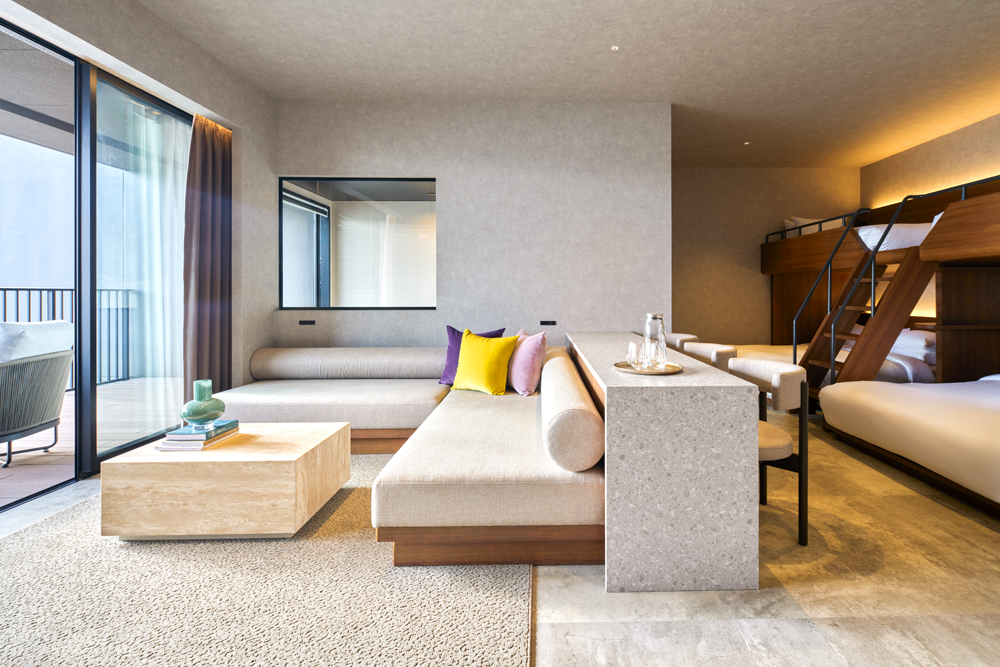 スーペリアツイン内観（EAST棟）。その他、ツインやツインテラスなど、ツインタイプの部屋には、”seven by seven”、”fav”ブランドなど、 fav hospitality group㈱の客室でおなじみの2段ベッドが設置され、グループでの滞在に楽しい仕様になっている