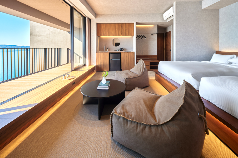 ジャパニーズモダン内観（EAST棟）。”seven by seven”が和室を解釈すると、こう再編集されるのかとそのセンスが嬉しくなるネオ和室。インバウンドのお客さまも多い同ブランドならではのおもてなしだ