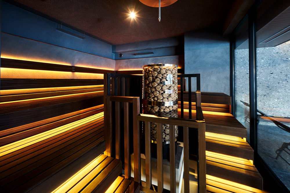 サウナ内観。「SPA edén SETOUCHI」内に併設されるサウナは最大２０人を収容可能な大型フィンランド式サウナ。海に向かって大きなガラスがしつらえられており、瀬戸内海の景色と共に整うことができる