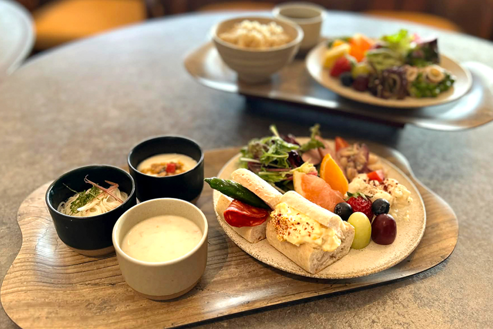 朝食一例。小豆島名産のそうめんは、だしと共に小分けで用意されている。写真には写っていないが、瀬戸内産のじゃこと地元企業であるカドヤのごま油を使った炊き込みご飯や小豆島の生炊海苔など、ビュッフェには地元食材を活かした和食メニューも揃っている