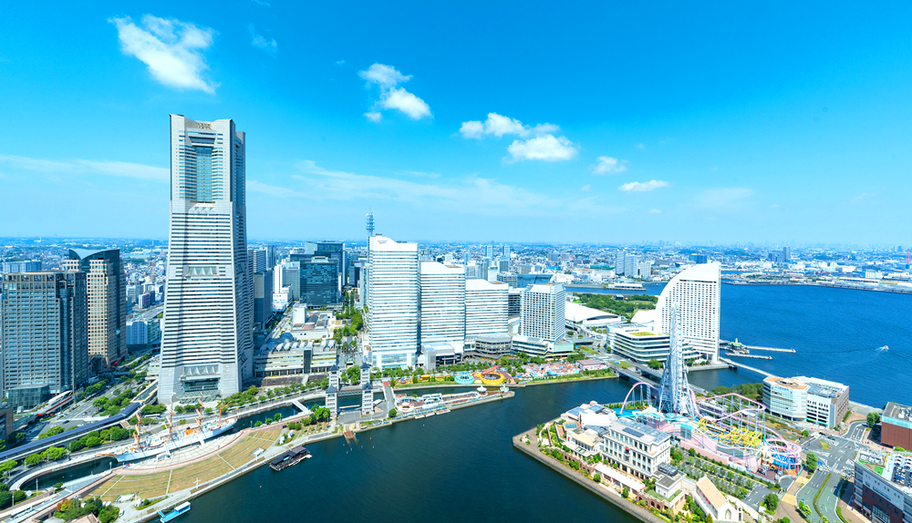 エントランスエリアからの眺望。その他、山下公園や富士山を臨めるエリアなど、360°の回遊式ラウンジだからこそ、横浜の多彩な表情を楽しめる“OMOベース”。夕暮れから夜にかけて、鏡に光が浮かび上がる‟Night View Deck”にもぜひ足を運んでほしい