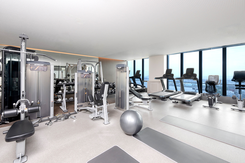 ‟暮らすように滞在を楽しむ“コンセプトのもと、同社初となる本格的なフィットネスジム（※宿泊者専用、トレーナーは常駐せず）を完備。横浜という立地を活かし、ビジネスでの中長期滞在のお客さまに加え、健康意識の高いお客さまのニーズにも応える形で導入されたという