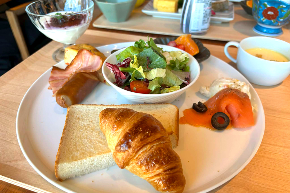 アパートメントホテル滞在においては、朝食タイムも自由度が高い。施設併設の「THE YOKOHAMA BAY」でホテル朝食を楽しむもよし（※写真は洋食プレート。ほかに和食プレートも用意されている）、近隣のベーカリーで焼き立てのパンを買うもよし。キッチンで、横浜モーニングをセルフプロデュースするのも楽しい