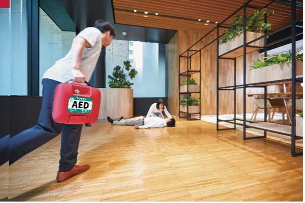 写真提供(2枚とも): フクダ電子株式会社 https://www.fukuda.co.jp/aed/